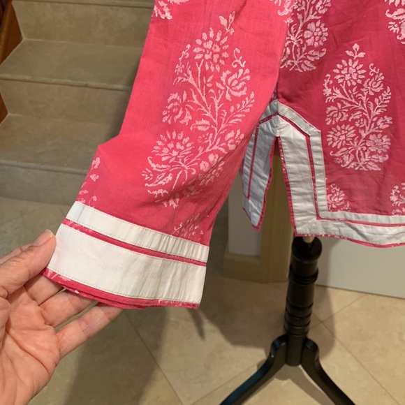 TUNICLOVE. Pink & white floral print Tunic. White trim. Long sleeves. V-… - Picture 3 of 11